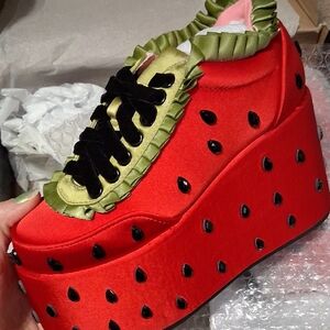 NEW DollsKill STRAWBERRY SHORTCAKE COLLABORATION Platforms, Size 5